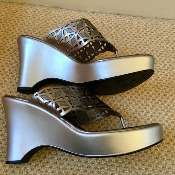 Carlos by Carlos Santana Madison Silver Die-Cut-Out Wedge Thong Sandal Sz7.5 #02 - Picture 4 of 8